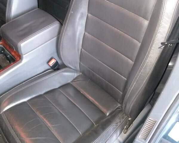 Серый Фольксваген Туарег, объемом двигателя 2.5 л и пробегом 324 тыс. км за 7500 $, фото 4 на Automoto.ua