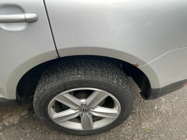 Серый Фольксваген Туарег, объемом двигателя 3 л и пробегом 400 тыс. км за 9000 $, фото 4 на Automoto.ua