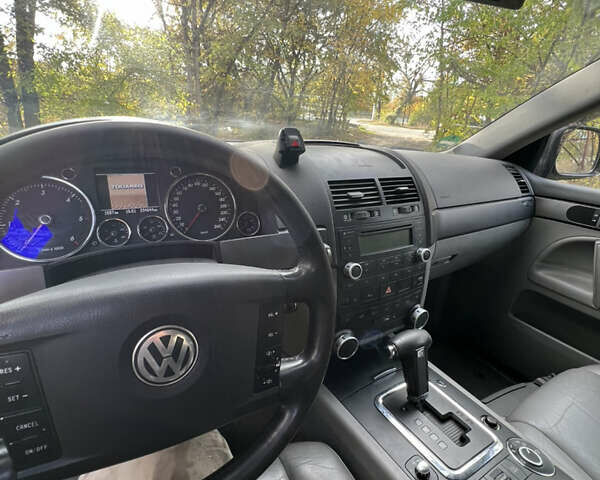Серый Фольксваген Туарег, объемом двигателя 2.5 л и пробегом 313 тыс. км за 6000 $, фото 12 на Automoto.ua