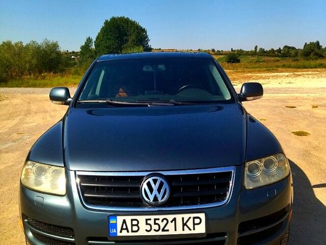 Серый Фольксваген Туарег, объемом двигателя 4.2 л и пробегом 355 тыс. км за 9500 $, фото 1 на Automoto.ua