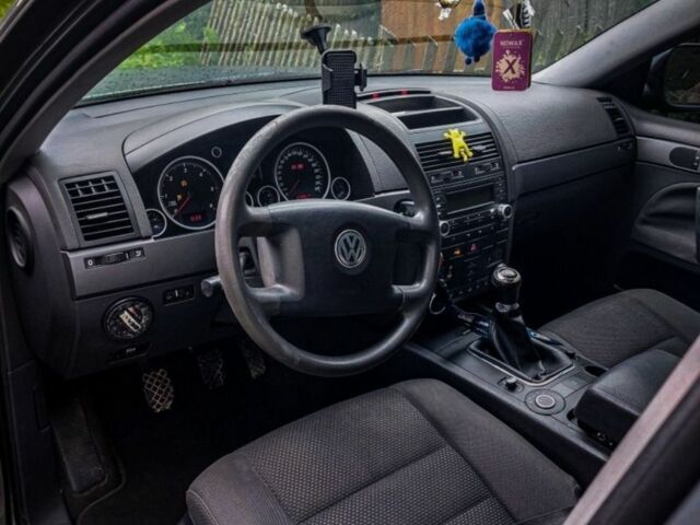 Серый Фольксваген Туарег, объемом двигателя 2.5 л и пробегом 240 тыс. км за 7950 $, фото 5 на Automoto.ua