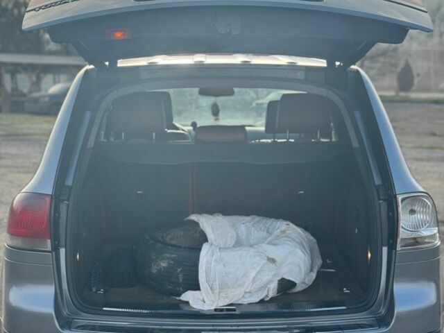 Серый Фольксваген Туарег, объемом двигателя 5 л и пробегом 297 тыс. км за 5500 $, фото 4 на Automoto.ua