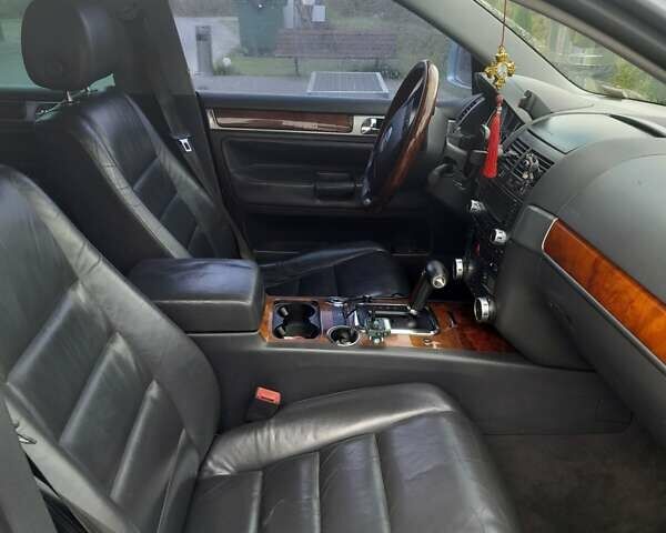 Серый Фольксваген Туарег, объемом двигателя 3.19 л и пробегом 319 тыс. км за 8500 $, фото 2 на Automoto.ua