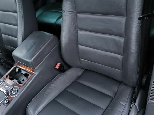 Серый Фольксваген Туарег, объемом двигателя 3 л и пробегом 370 тыс. км за 13000 $, фото 13 на Automoto.ua