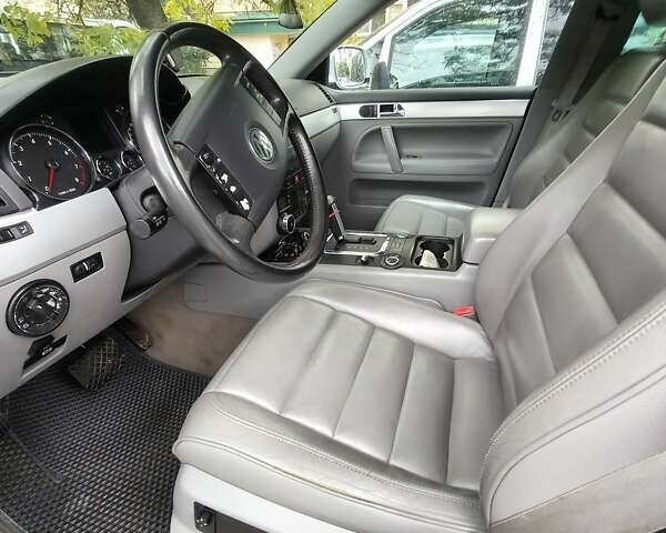 Сірий Фольксваген Туарег, об'ємом двигуна 3.2 л та пробігом 246 тис. км за 8000 $, фото 5 на Automoto.ua