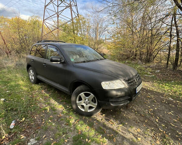 Серый Фольксваген Туарег, объемом двигателя 2.5 л и пробегом 313 тыс. км за 6000 $, фото 1 на Automoto.ua