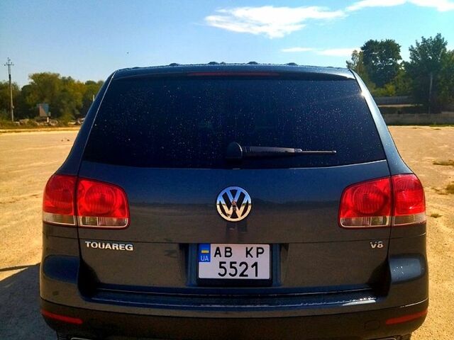 Серый Фольксваген Туарег, объемом двигателя 4.2 л и пробегом 355 тыс. км за 9500 $, фото 3 на Automoto.ua