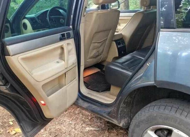 Серый Фольксваген Туарег, объемом двигателя 2.5 л и пробегом 315 тыс. км за 3800 $, фото 8 на Automoto.ua