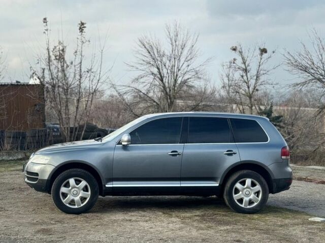 Серый Фольксваген Туарег, объемом двигателя 5 л и пробегом 297 тыс. км за 5500 $, фото 2 на Automoto.ua