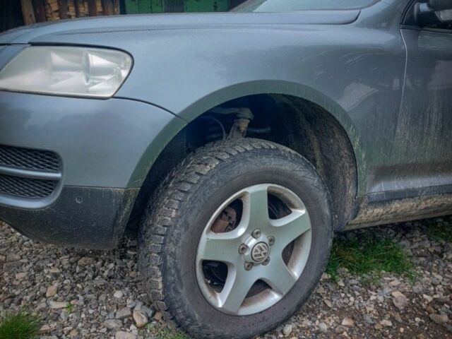 Серый Фольксваген Туарег, объемом двигателя 2.5 л и пробегом 240 тыс. км за 7950 $, фото 2 на Automoto.ua