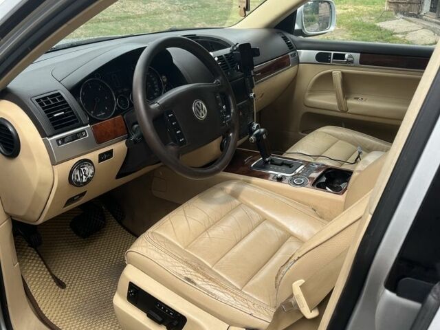 Серый Фольксваген Туарег, объемом двигателя 3 л и пробегом 400 тыс. км за 9000 $, фото 10 на Automoto.ua