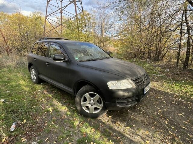 Серый Фольксваген Туарег, объемом двигателя 2.5 л и пробегом 290 тыс. км за 6300 $, фото 1 на Automoto.ua