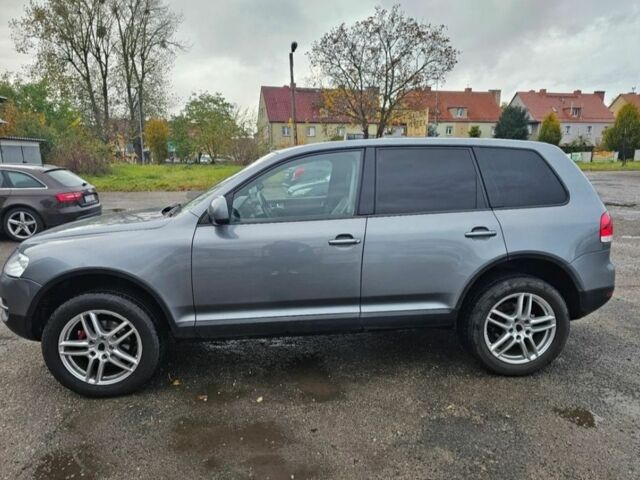 Серый Фольксваген Туарег, объемом двигателя 2.5 л и пробегом 296 тыс. км за 2600 $, фото 1 на Automoto.ua