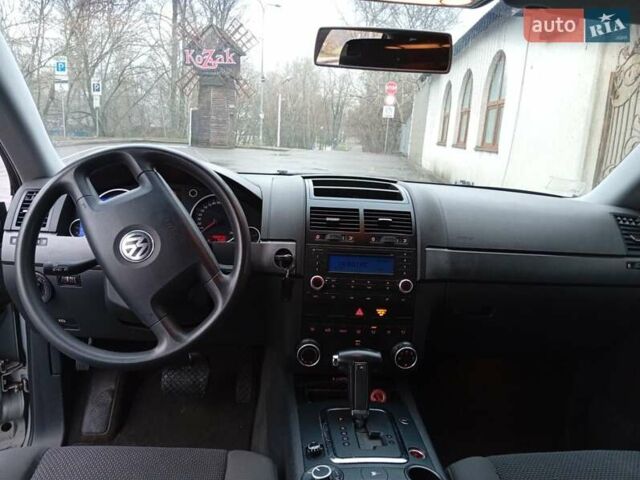 Серый Фольксваген Туарег, объемом двигателя 3.19 л и пробегом 158 тыс. км за 7000 $, фото 12 на Automoto.ua