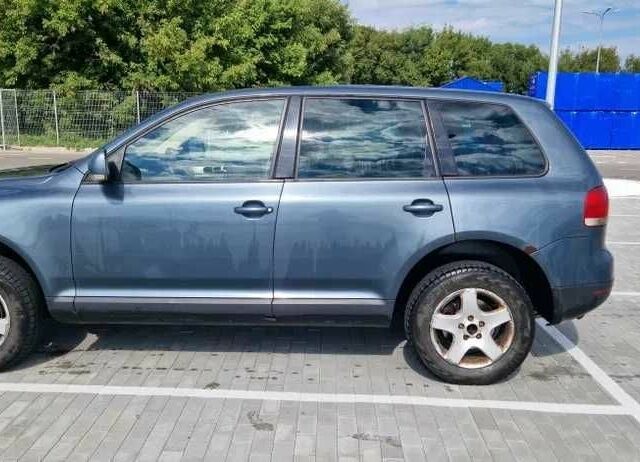 Серый Фольксваген Туарег, объемом двигателя 2.5 л и пробегом 315 тыс. км за 3800 $, фото 1 на Automoto.ua