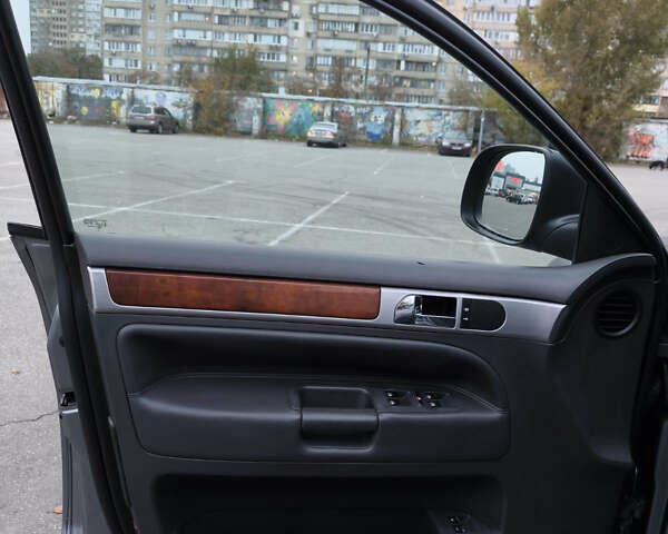 Серый Фольксваген Туарег, объемом двигателя 2.97 л и пробегом 370 тыс. км за 13000 $, фото 20 на Automoto.ua