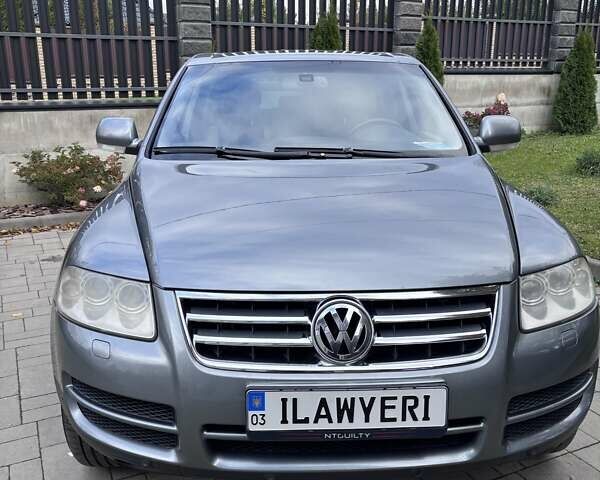 Серый Фольксваген Туарег, объемом двигателя 2.46 л и пробегом 331 тыс. км за 8500 $, фото 2 на Automoto.ua