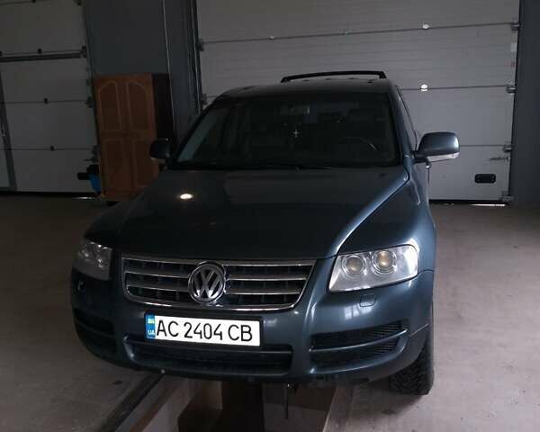 Серый Фольксваген Туарег, объемом двигателя 2.5 л и пробегом 324 тыс. км за 7500 $, фото 1 на Automoto.ua