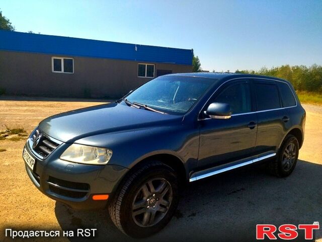 Серый Фольксваген Туарег, объемом двигателя 4.2 л и пробегом 355 тыс. км за 9500 $, фото 2 на Automoto.ua