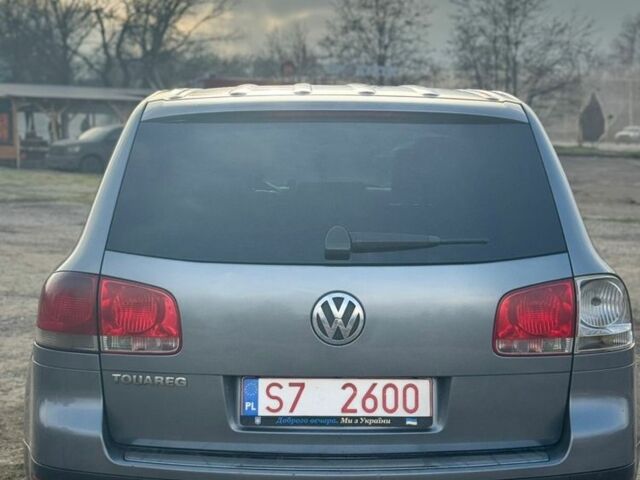 Серый Фольксваген Туарег, объемом двигателя 5 л и пробегом 297 тыс. км за 5500 $, фото 3 на Automoto.ua