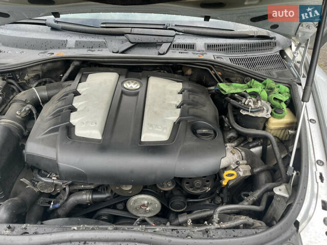 Серый Фольксваген Туарег, объемом двигателя 2.97 л и пробегом 400 тыс. км за 9300 $, фото 11 на Automoto.ua