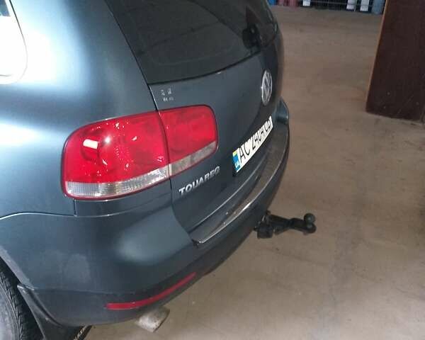 Серый Фольксваген Туарег, объемом двигателя 2.5 л и пробегом 324 тыс. км за 7500 $, фото 3 на Automoto.ua