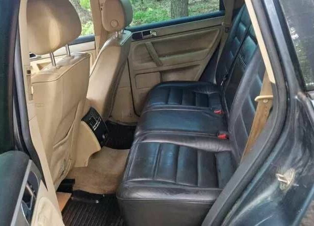 Серый Фольксваген Туарег, объемом двигателя 2.5 л и пробегом 315 тыс. км за 3800 $, фото 10 на Automoto.ua