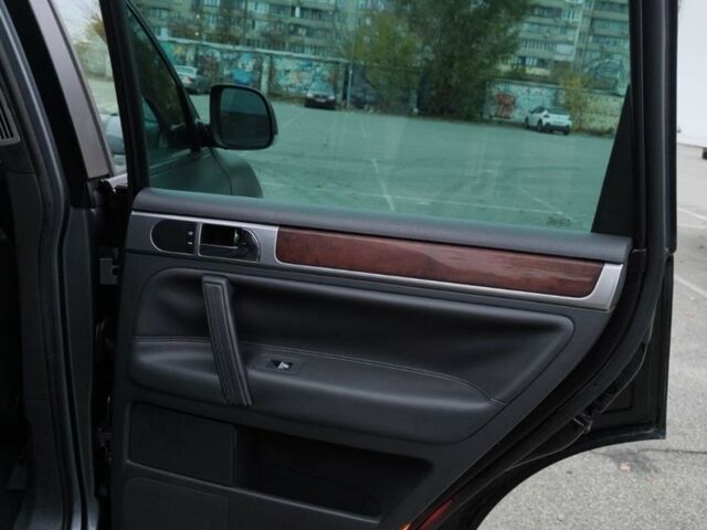 Серый Фольксваген Туарег, объемом двигателя 3 л и пробегом 370 тыс. км за 13000 $, фото 7 на Automoto.ua