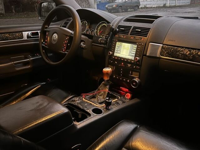 Серый Фольксваген Туарег, объемом двигателя 2.5 л и пробегом 350 тыс. км за 4700 $, фото 7 на Automoto.ua