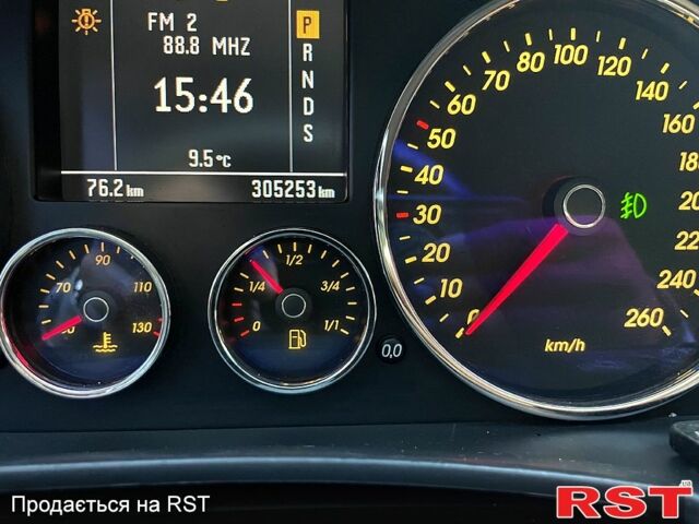 Серый Фольксваген Туарег, объемом двигателя 3.2 л и пробегом 308 тыс. км за 9500 $, фото 5 на Automoto.ua