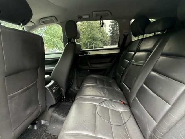 Серый Фольксваген Туарег, объемом двигателя 2 л и пробегом 473 тыс. км за 3700 $, фото 1 на Automoto.ua