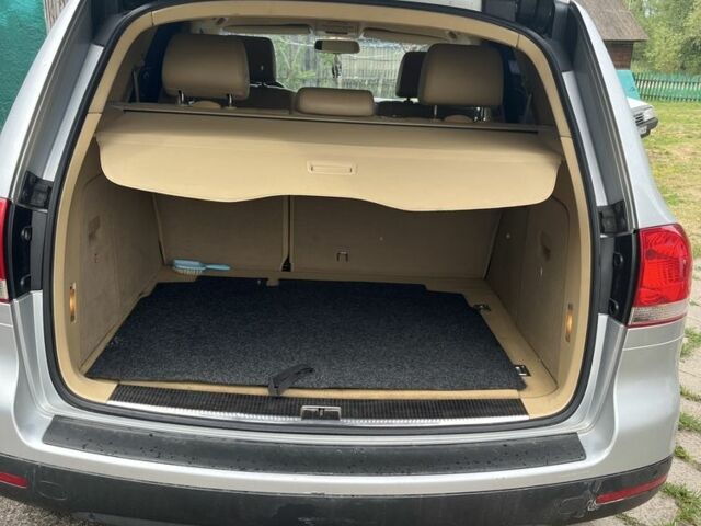 Серый Фольксваген Туарег, объемом двигателя 3 л и пробегом 400 тыс. км за 9000 $, фото 2 на Automoto.ua