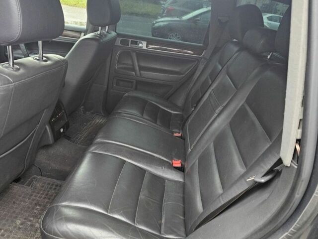 Серый Фольксваген Туарег, объемом двигателя 2.5 л и пробегом 296 тыс. км за 2600 $, фото 6 на Automoto.ua