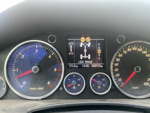 Сірий Фольксваген Туарег, об'ємом двигуна 5 л та пробігом 320 тис. км за 4000 $, фото 9 на Automoto.ua