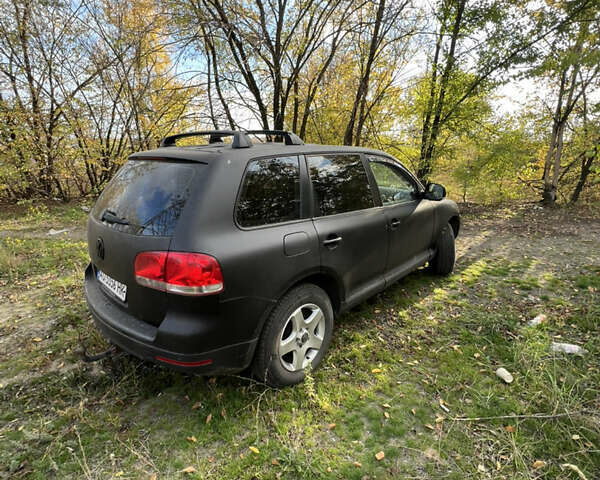 Серый Фольксваген Туарег, объемом двигателя 2.5 л и пробегом 313 тыс. км за 6000 $, фото 2 на Automoto.ua