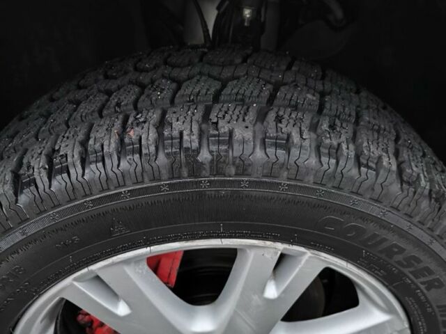 Серый Фольксваген Туарег, объемом двигателя 3 л и пробегом 370 тыс. км за 13000 $, фото 16 на Automoto.ua