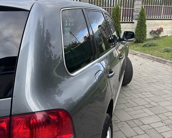 Серый Фольксваген Туарег, объемом двигателя 2.46 л и пробегом 331 тыс. км за 8500 $, фото 7 на Automoto.ua