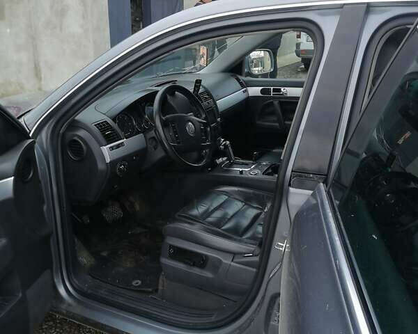 Сірий Фольксваген Туарег, об'ємом двигуна 2.5 л та пробігом 355 тис. км за 8000 $, фото 5 на Automoto.ua