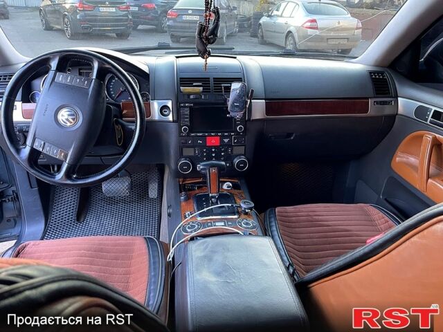 Серый Фольксваген Туарег, объемом двигателя 3.2 л и пробегом 308 тыс. км за 9500 $, фото 7 на Automoto.ua