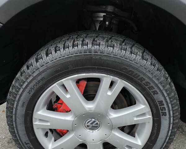 Серый Фольксваген Туарег, объемом двигателя 2.97 л и пробегом 370 тыс. км за 13000 $, фото 24 на Automoto.ua