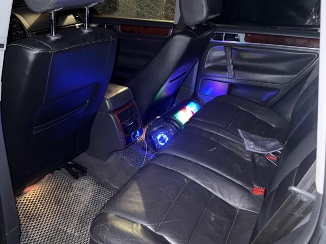 Серый Фольксваген Туарег, объемом двигателя 2.5 л и пробегом 354 тыс. км за 7000 $, фото 3 на Automoto.ua