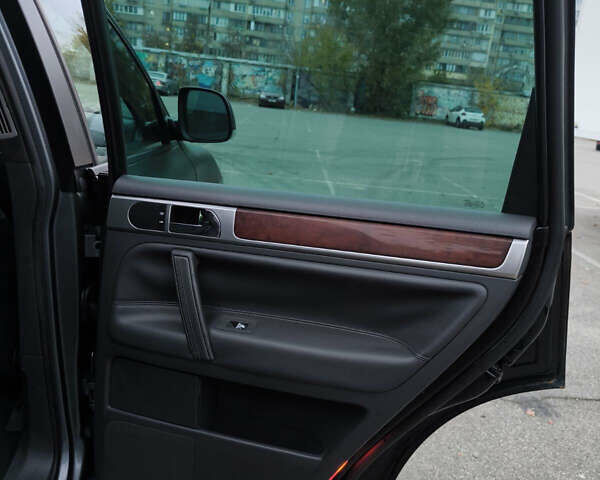 Серый Фольксваген Туарег, объемом двигателя 2.97 л и пробегом 370 тыс. км за 13000 $, фото 17 на Automoto.ua