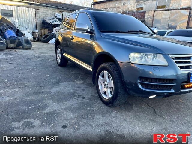 Серый Фольксваген Туарег, объемом двигателя 3.2 л и пробегом 308 тыс. км за 9500 $, фото 1 на Automoto.ua