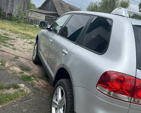 Серый Фольксваген Туарег, объемом двигателя 2.97 л и пробегом 400 тыс. км за 9300 $, фото 4 на Automoto.ua