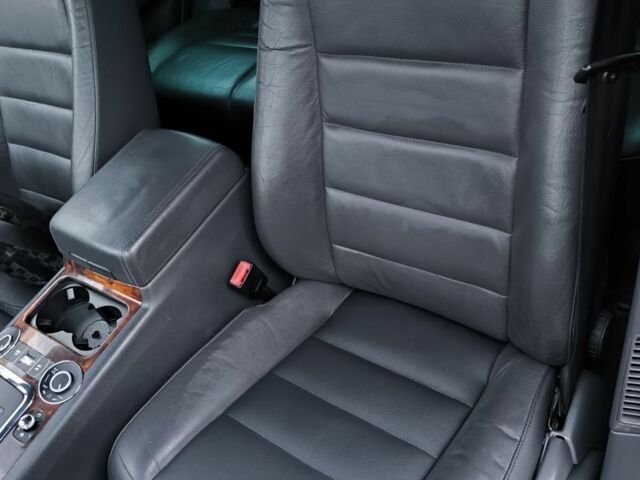 Серый Фольксваген Туарег, объемом двигателя 3 л и пробегом 371 тыс. км за 8500 $, фото 22 на Automoto.ua