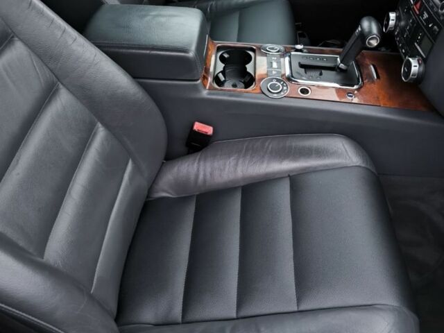 Серый Фольксваген Туарег, объемом двигателя 3 л и пробегом 370 тыс. км за 13000 $, фото 10 на Automoto.ua