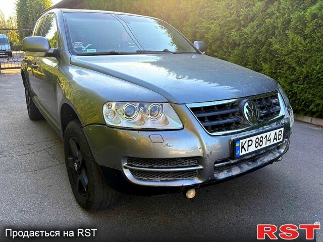 Серый Фольксваген Туарег, объемом двигателя 2.5 л и пробегом 244 тыс. км за 3500 $, фото 1 на Automoto.ua