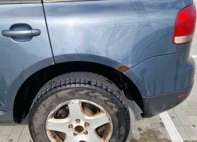 Серый Фольксваген Туарег, объемом двигателя 2.5 л и пробегом 315 тыс. км за 3800 $, фото 3 на Automoto.ua