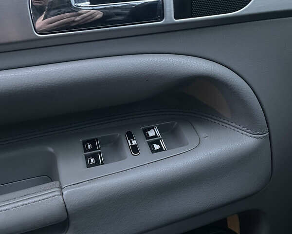 Серый Фольксваген Туарег, объемом двигателя 3.19 л и пробегом 230 тыс. км за 7200 $, фото 7 на Automoto.ua