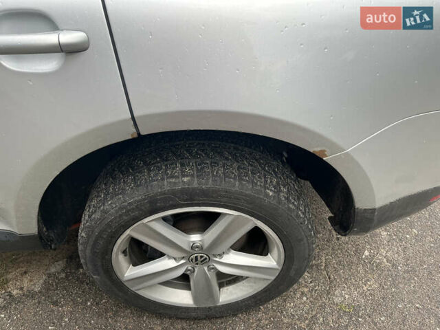 Серый Фольксваген Туарег, объемом двигателя 2.97 л и пробегом 400 тыс. км за 9300 $, фото 3 на Automoto.ua